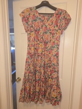 Airy Floral Tiered V-Neck Midi Dress in Multicolor